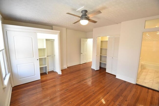 Building Photo - 2 bedroom, 2.5 bathroom brick townhouse