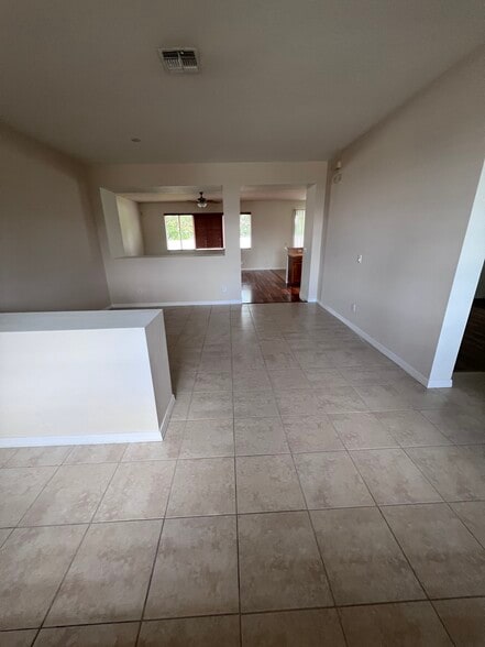 Building Photo - 423 SW Alcan Dr