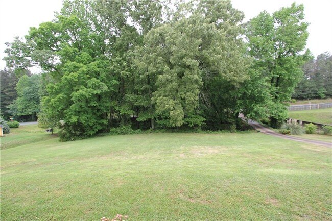 Building Photo - 818 Springlake Rd