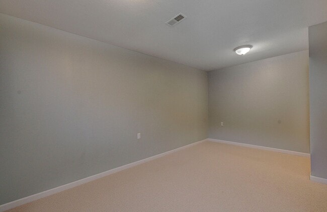 Building Photo - Spacious 4bd 2.5ba Home - Avail. Now!