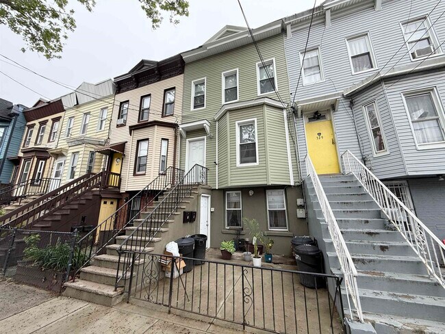 Building Photo - 327 Whiton St