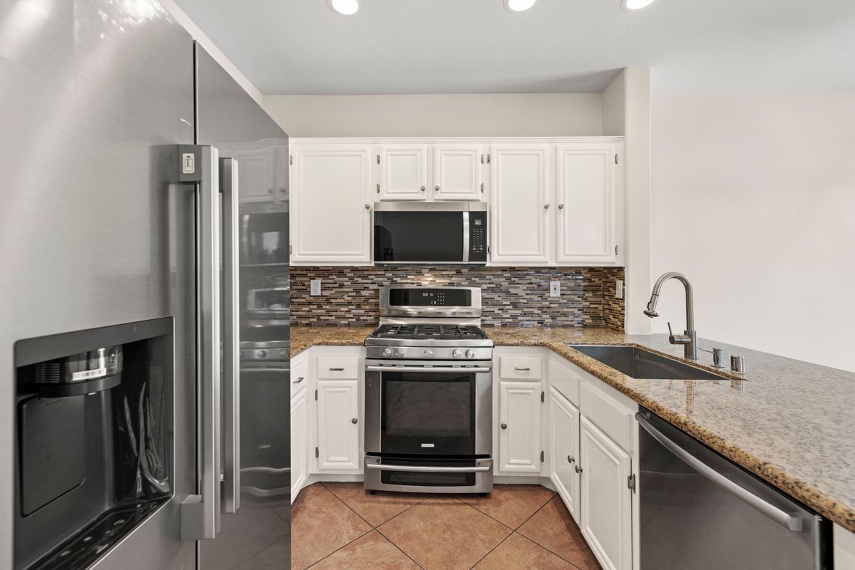 Building Photo - 27815 Sunflower Ct