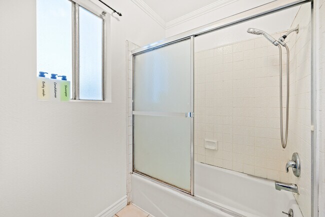 Building Photo - 734 Claraday St