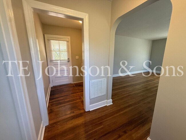 Building Photo - Charming 2BR Home Near Silas Creek Pkwy with Hardwood Floors & Carport