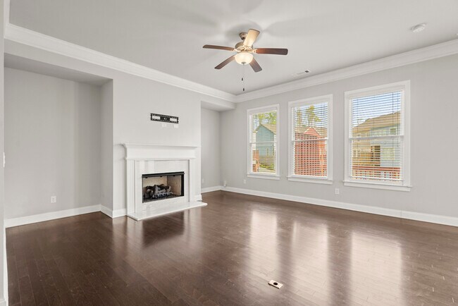 Building Photo - Townhouse - 4 Beds - 4 Bath