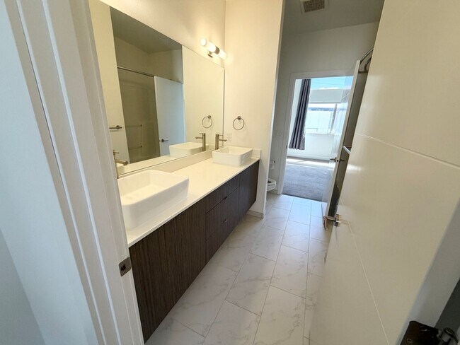 Building Photo - Modern Contemporary Townhome just one block from the Light Rail!