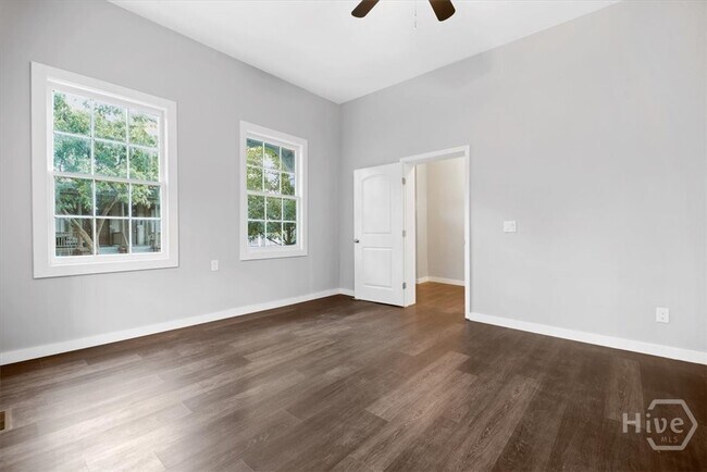 Building Photo - 318 E Waldburg St