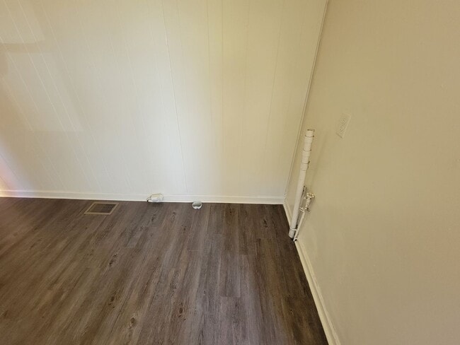 Building Photo - 3 Bedroom 1 Bathroom House