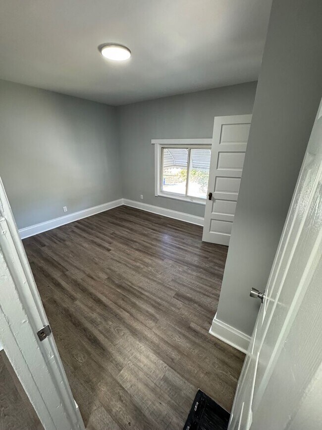 Building Photo - 384 Clarendon Ave