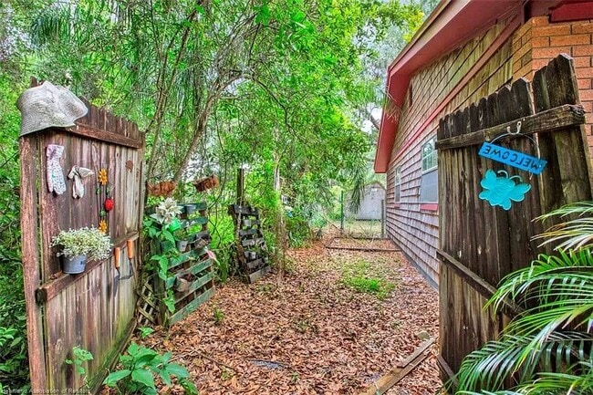 left side of home - 1606 Churchill St