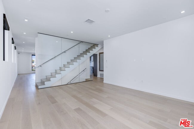 Building Photo - 2019 Barry Ave