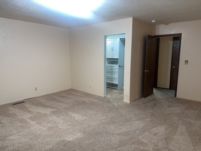 Building Photo - Pet-Friendly AMAZING Home Close To Town, Y...