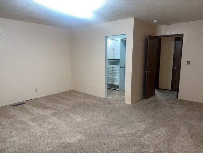Building Photo - Pet-Friendly AMAZING Home Close To Town, Yet Private And Peaceful!