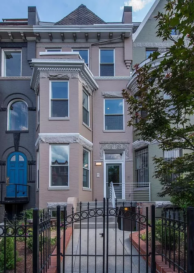 Building Photo - Available Now! 1 Parking Spot Included! 2 ...