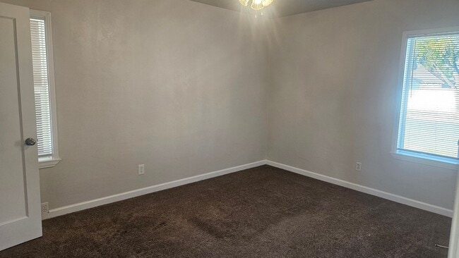 Building Photo - WOW!  Very Nice Updateds 3/1 Near Chestnut...