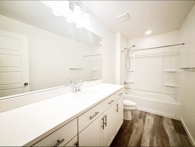 Building Photo - Clean, Bright, Open Town-Home in Lehi