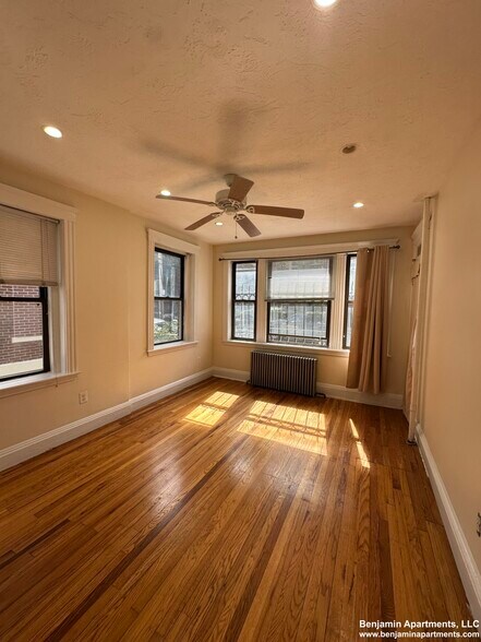 Primary Photo - 239 Kelton St