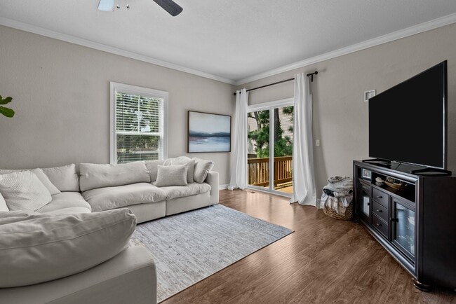 Building Photo - Modern comfort Beach living