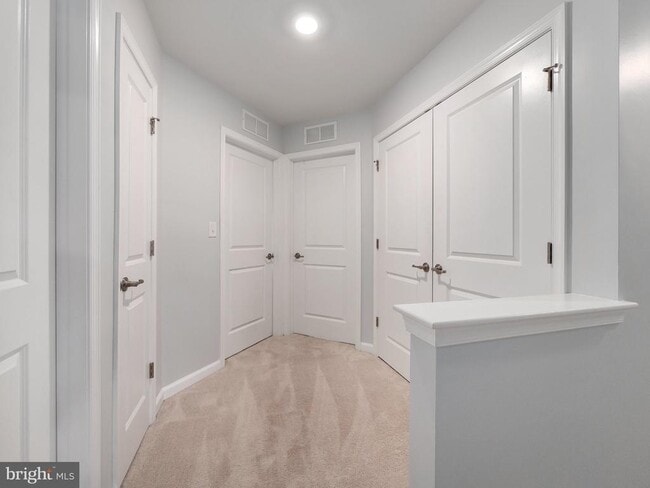 Building Photo - 131 Edgewater Ct