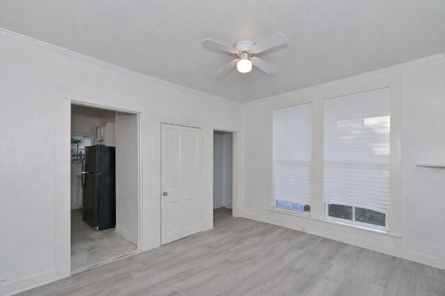 Building Photo - 113 S Olive St