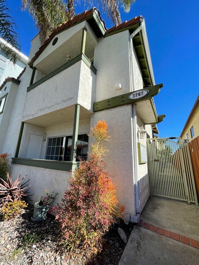 Building Photo - Cozy 2 Bedroom, 1 Bath Townhome in the Heart of North Park!