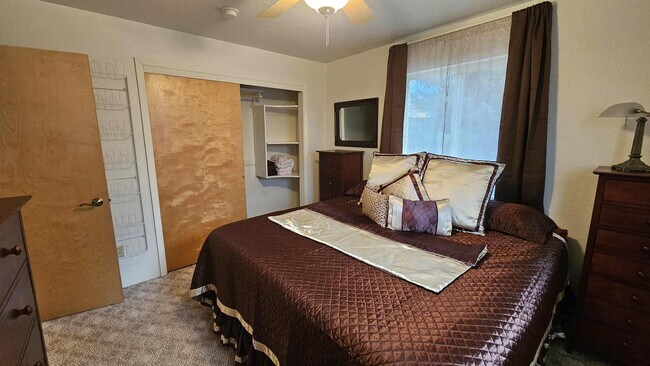 Building Photo - Fully Furnished House with views and all utilities covered