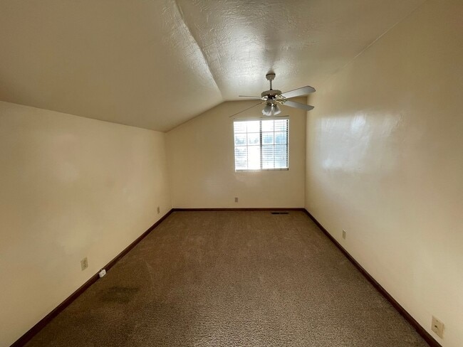 Building Photo - 535 Upham St