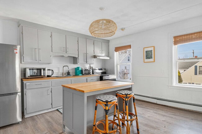 Building Photo - 136 Main St