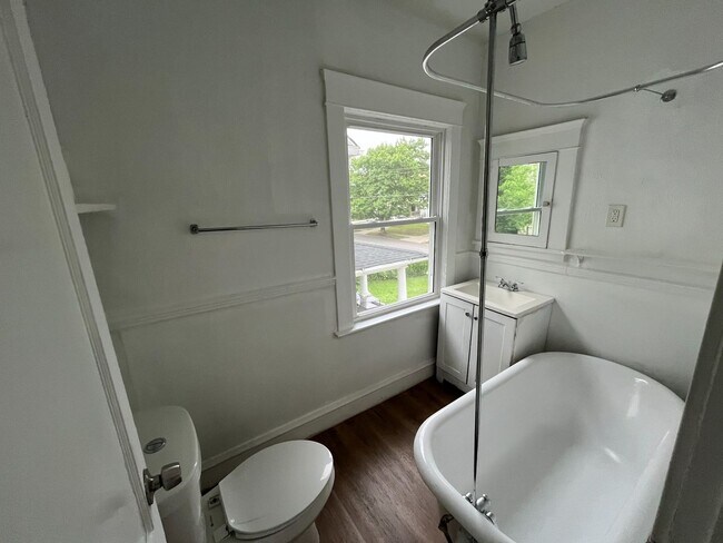 Building Photo - Three bedroom one bathroom single family home for rent MOVE IN SPECIAL - HALF OFF FIRST MONTHS RENT