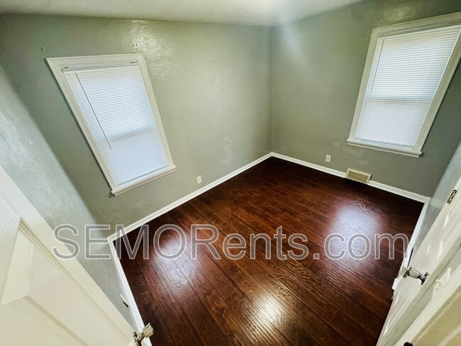 Building Photo - 301 S Spring St