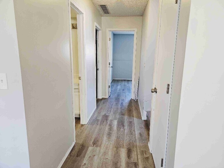 Building Photo - 405 Cherokee Dr