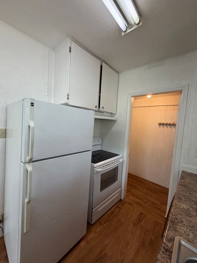 Building Photo - 7 minutes to Sky Lakes Medical Center and Oregon Tech ~Newly renovated 3 bedroom, 1 bath house wi...