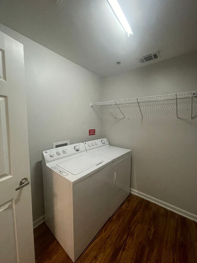 Building Photo - 478 Poplar St