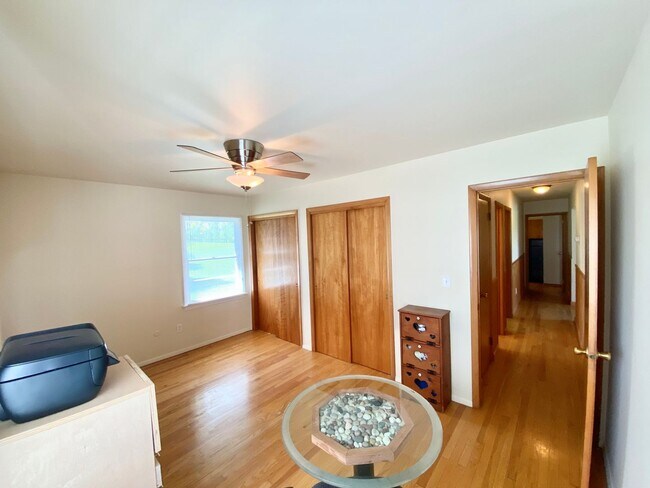 Building Photo - Bright & Breezy 3BR Ranch Ulster Park