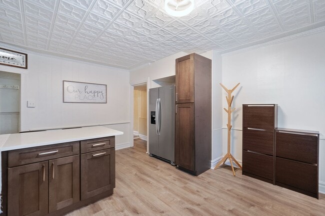 Building Photo - Tastefully updated  2-Bed, 1-Bath Gem in Troy Hill!