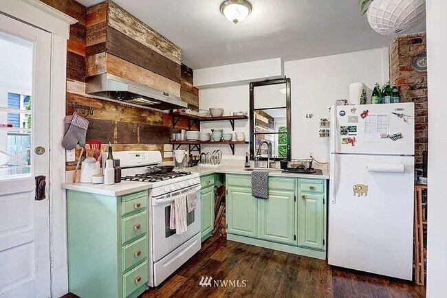 Building Photo - 2015 E James St