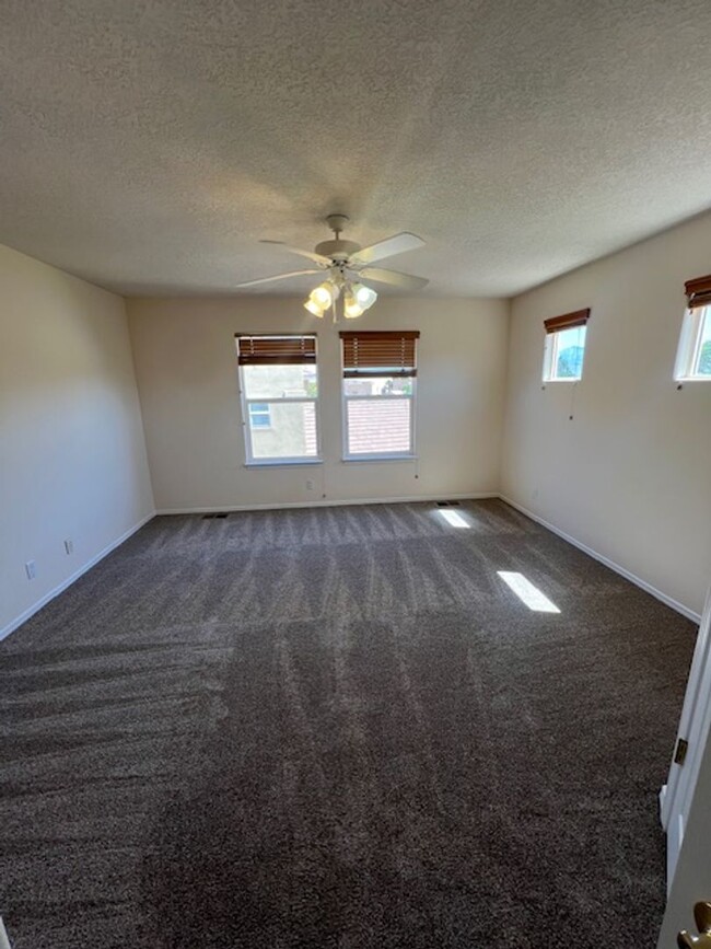 Building Photo - Beautiful 4 bedroom , 2.5 Bathroom 3 car g...