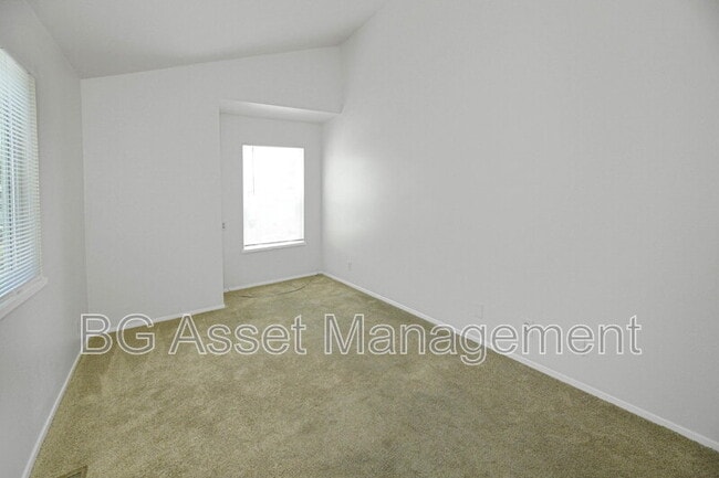 Building Photo - 810 Third St