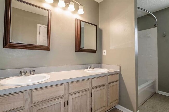 Building Photo - Charming 3/2 Home with Pet-Friendly Yard &...