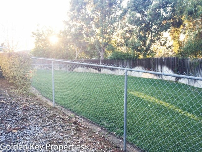 Building Photo - Charming detached granny flat in South Oceanside!