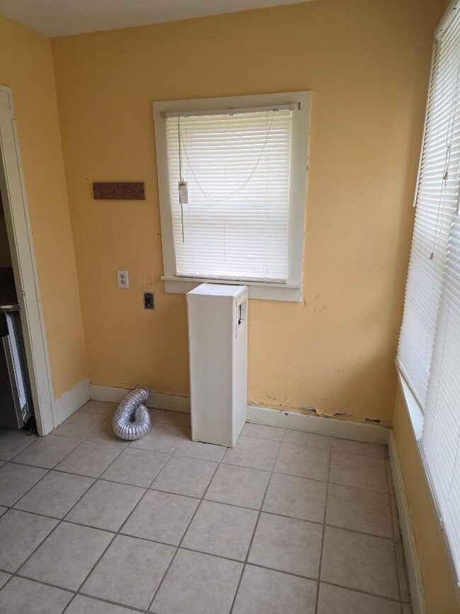 Building Photo - 221 E Lincoln Ave