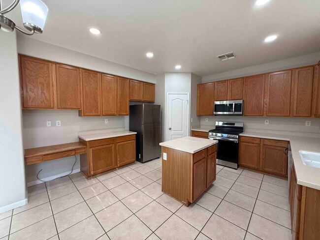 Building Photo - Great 4 Bedroom with Pool