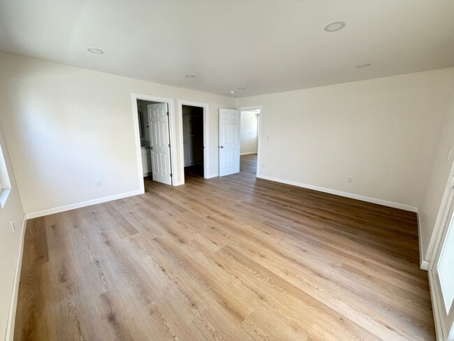Building Photo - 2400 Del Mar Ave