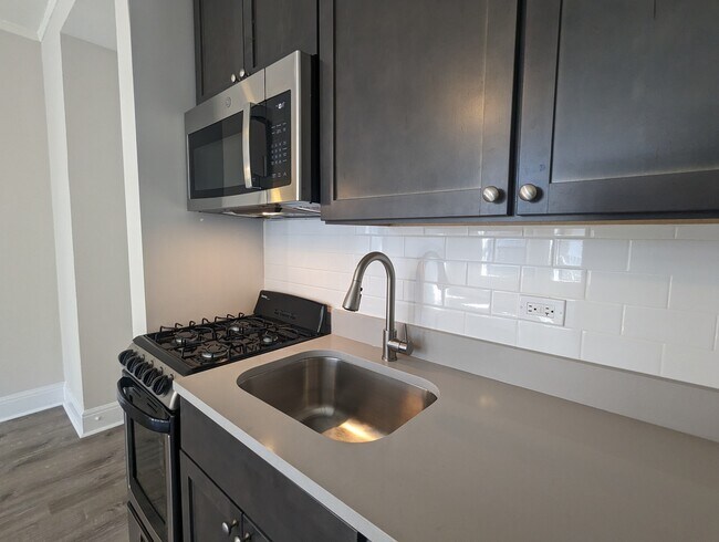 Building Photo - 3335 W Diversey Ave