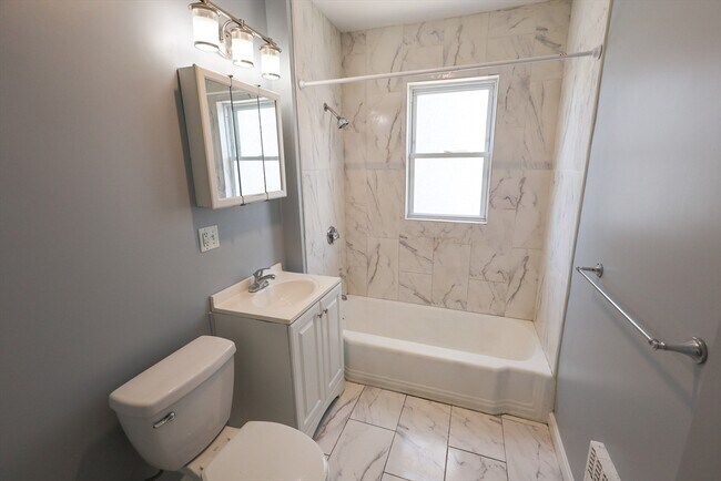 Building Photo - 32 Robinson St