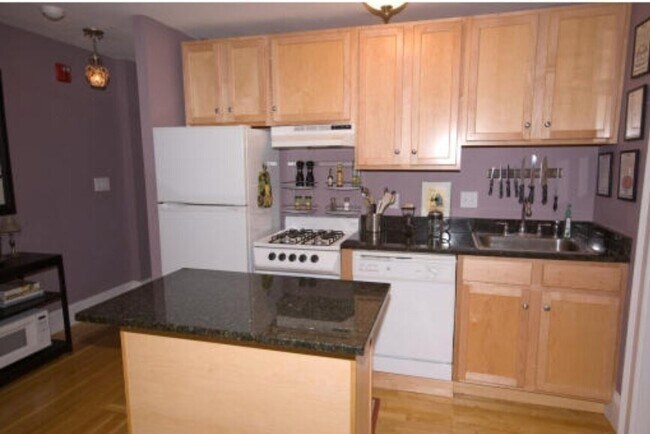 Primary Photo - 140 Huron Ave