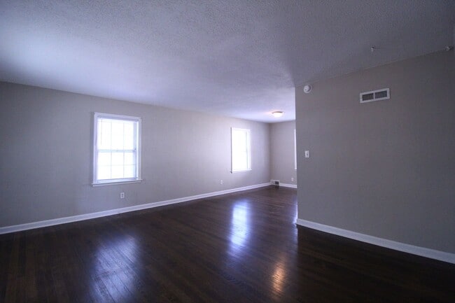 Building Photo - October FREE On This 2 Bedroom 2 Bath Dupl...