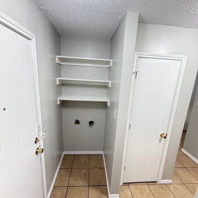 Building Photo - 2640 Glenmore Dr