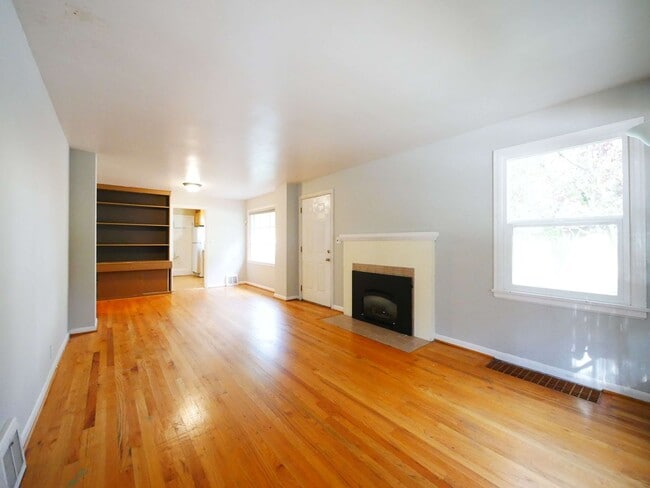 Building Photo - 5 BED & 2.5 BATH SINGLE FAMILY HOUSE FOR RENT