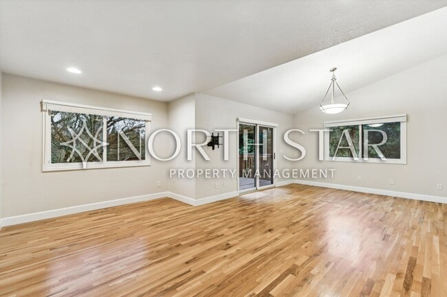 Building Photo - Escape to the Country, Spacious Contemporary in Wilsonville with Shop